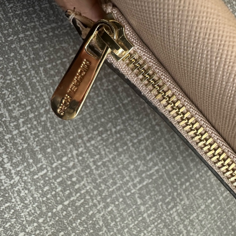 Michael Kors Taupe Pebbled Leather Wallet Gold Logo Snap Zip Coin - Picture 4 of 13